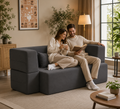 Canapé compressé modulable ZESOFA anthracite, un couple installé dessus dans un salon