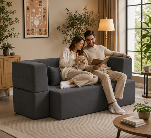 Canapé compressé modulable ZESOFA anthracite, un couple installé dessus dans un salon